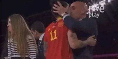 «Это просто отвратительно». В Испании разгорелся скандал после страстного поцелуя главы Федерации футбола с игроком сборной — видео