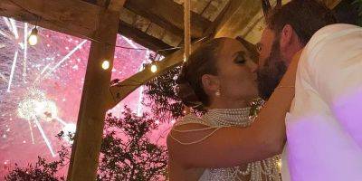 «Один год». Дженнифер Лопес опубликовала новые фото со свадьбы с Беном Аффлеком и трогательно поздравила его с годовщиной