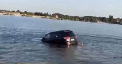 Не рассчитали: в Украине отдыхающие случайно утопили в озере кроссовер Hyundai (видео)