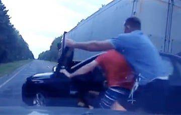 Видеофакт: очевидцы пытаются задержать Audi, но водителю удается ускользнуть