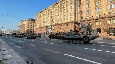 Танки, бронемашины, самоходные гаубицы: в центре Киева выставили уничтоженную российскую технику - фото