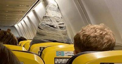 Посадил у окна: пассажир пронес в самолет двухметровую статую Девы Марии (фото)