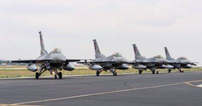 "Поздно для контрнаступления": украинские чиновники и военные разочарованы задержкой F-16, — СМИ