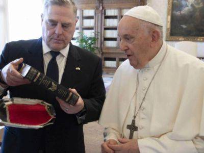 Высокопоставленный генерал США встретился с Папой Франциском: в частности говорили о войне в Украине