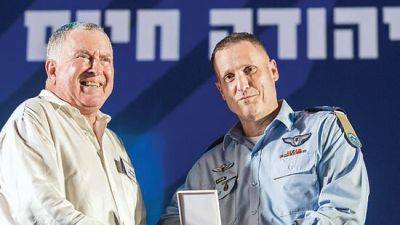 9152 часа полета за 42 года: рекордсмену израильских ВВС вручили "золотые крылья"