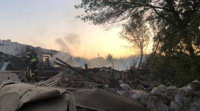 Обстрелы Харьковщины: из-под завалов дома в Волчанске достали женщину