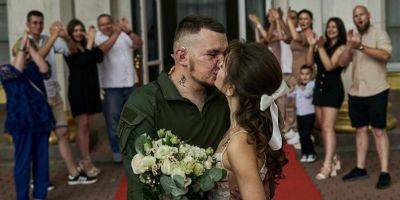 Продолжает жить. Украинский сапер с позывным Самурай, который на фронте потерял зрение, женился — фото с праздника