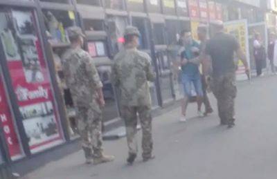 Всеобщая мобилизация: в Киеве работник ТЦК с пистолетом в руках вручал повестку. Видео