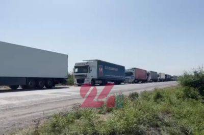 На кыргызско-казахской границе скопилась очередь из сотен грузовиков. Главное