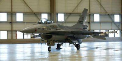 В Дании восемь украинских пилотов начали тренировки на F-16