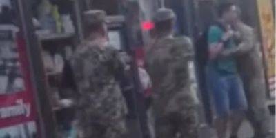 В Киеве военком угрожал мужчине пистолетом, пытаясь вручить ему повестку на улице — видео