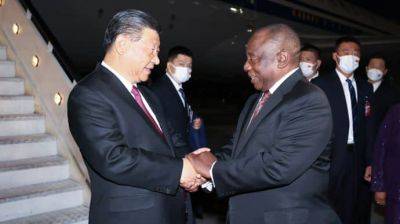 Си Цзиньпин - Сирил Рамафос - Си Цзиньпин прибыл в ЮАР на саммит БРИКС и рассчитывает на улучшение отношений - pravda.com.ua - Китай - Юар - Йоханнесбург