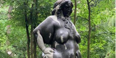 Акт вандализма. Скандальную обнаженную женскую скульптуру во Львове облили маслом и подожгли