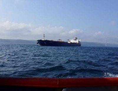 Нефтяной танкер, который направлялся из рф в Китай сломался и перекрыл движение через Босфор