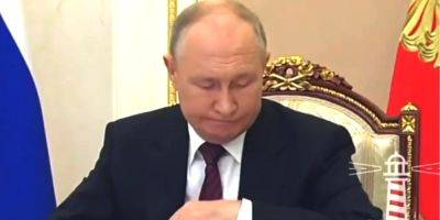 Владимир Путин - Еще один признак слабоумия? Путин «потерял» часы, забыв, на какую руку он их надел — видео - nv.ua - Россия - Украина