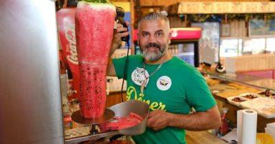 Кулинарный хит этого лета: мужчина начал продавать шаурму из арбуза