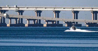 Оккупанты начали топить паромы вокруг Крымского моста, чтобы обезопасить его от атак, — ГУР