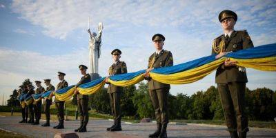 «Сила, с которой дойдем до победы». В Киеве подняли флаг Украины с подписями защитников — фото