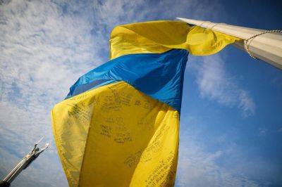 День Государственного Флага 2023 - в Киеве подняли флаг Украины с подписями бойцов - видео