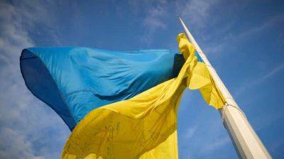 Особый день: Флаг с подписями воинов подняли в Киеве в присутствии Зеленского