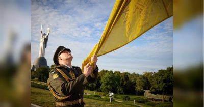 «Источник воли и несокрушимости духа»: над Киевом подняли уникальный Государственный флаг Украины (видео)