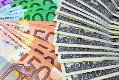 Курс валют на 23 августа: на наличном рынке доллар подскочил на 15 копеек, евро — на 25 копеек