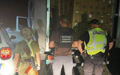 На Закарпатье пограничники остановили грузовик с контрафактными сигаретами