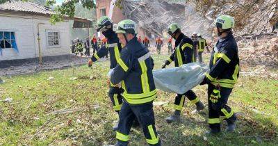 Из-за атаки дронов РФ в Ромнах разрушена школа, погибли педагоги