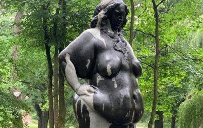 Во Львове повредили скандальную скульптуру женщины