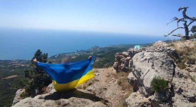 День флага Украины 2023 - крымские партизаны подняли флаг на горе Шаан-Кая - фото