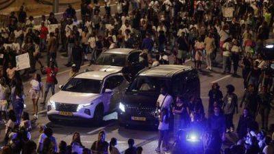 Сотни демонстрантов блокировали шоссе Аялон в Тель-Авиве