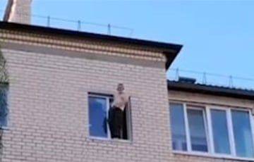 В Бресте мужчина свесился из окна пятого этажа