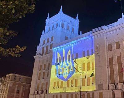 Здание мэрии Харькова подсветили цветами украинского флага (видео)