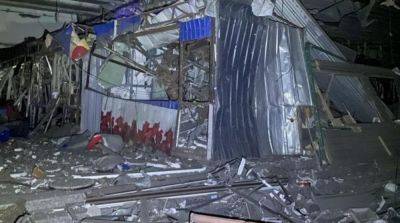 Оккупанты атаковали ракетами Днепр: 7 раненых, повреждены дома и транспортный объект