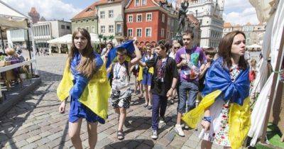 Польша приостановила выплаты пособий для тысяч украинских беженцев: что известно