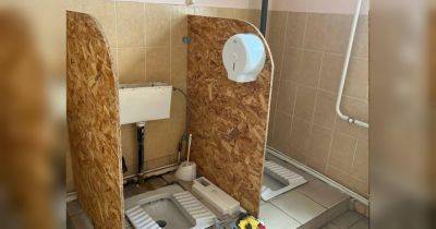 Туалеты без дверей: в Киевской области возник скандал из-за странных «кабинок» в гимназии