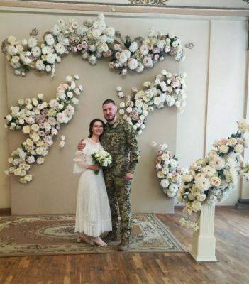 В Харькове более 40 пар поженились в День города и День флага (фото)