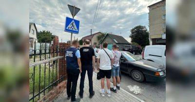 Обещал за 2,5 тысячи долларов «отмазать» от мобилизации: в Хмельницкой области на взятке задержали правоохранителя