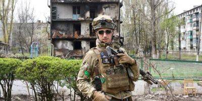 «Поднимаю этот бокал за нашу независимость». Стаховский из зоны боевых действий поздравил украинцев с праздником — видео