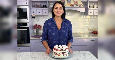 Прекрасный рецепт к праздничному столу от Лизы Глинской: меренговый торт с масляным кремом и ягодами