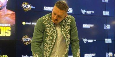 Перед боем с Дюбуа. Александр Усик пришел на пресс-конференцию в эффектном пиджаке с крымскотатарской вышивкой