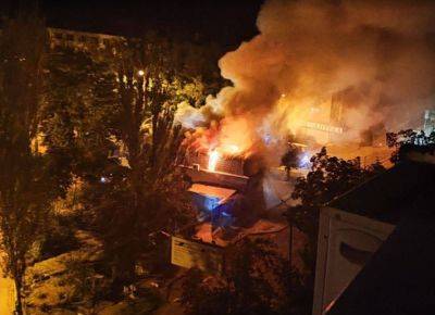 "Горячая" ночь в оккупированном Донецке: в результате серии взрывов сгорел магазин, пострадала больница