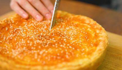 За 10 минут тарелка будет пустой: рецепт быстрого лукового пирога из слоеного теста с сыром