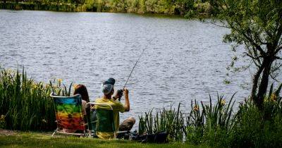 Подросток на рыбалке выловил из озера бумажник, набитый деньгами (фото, видео) - focus.ua - США - Украина - шт. Миннесота - штат Айова