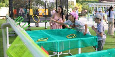 С качелями и игрушками. Во Львове открыли новый парк развлечений для детей с инвалидностью