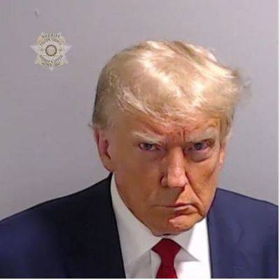 Трамп опубликовал в X свою официальную тюремную фотографию