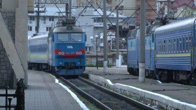 Поезд сошел с путей, "Укрзализныця" срочно меняет маршруты: подробности ЧП