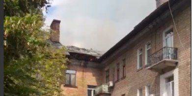 Горят 1000 квадратных метров. В Киеве на Печерске вспыхнул пожар в жилом доме — видео