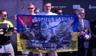 Усик вышел на сцену с флагом Украины, посвященным Бахмуту - фото и видео