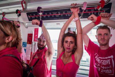 Активисты протеста «встречают субботу» в последнем поезде метро Гуш Дан, метро остановлено